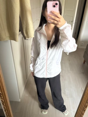 Vit/rosa puma kofta - Vit/rosa puma kofta som är tunn med dragkedja, få gånger använd, mycket bra skick