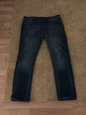 Slim fit jeans  - Jag säljer nu mina Jack and Jones jeans i strl 32/32 använd 2-3 gånger. Nytvättade‼️