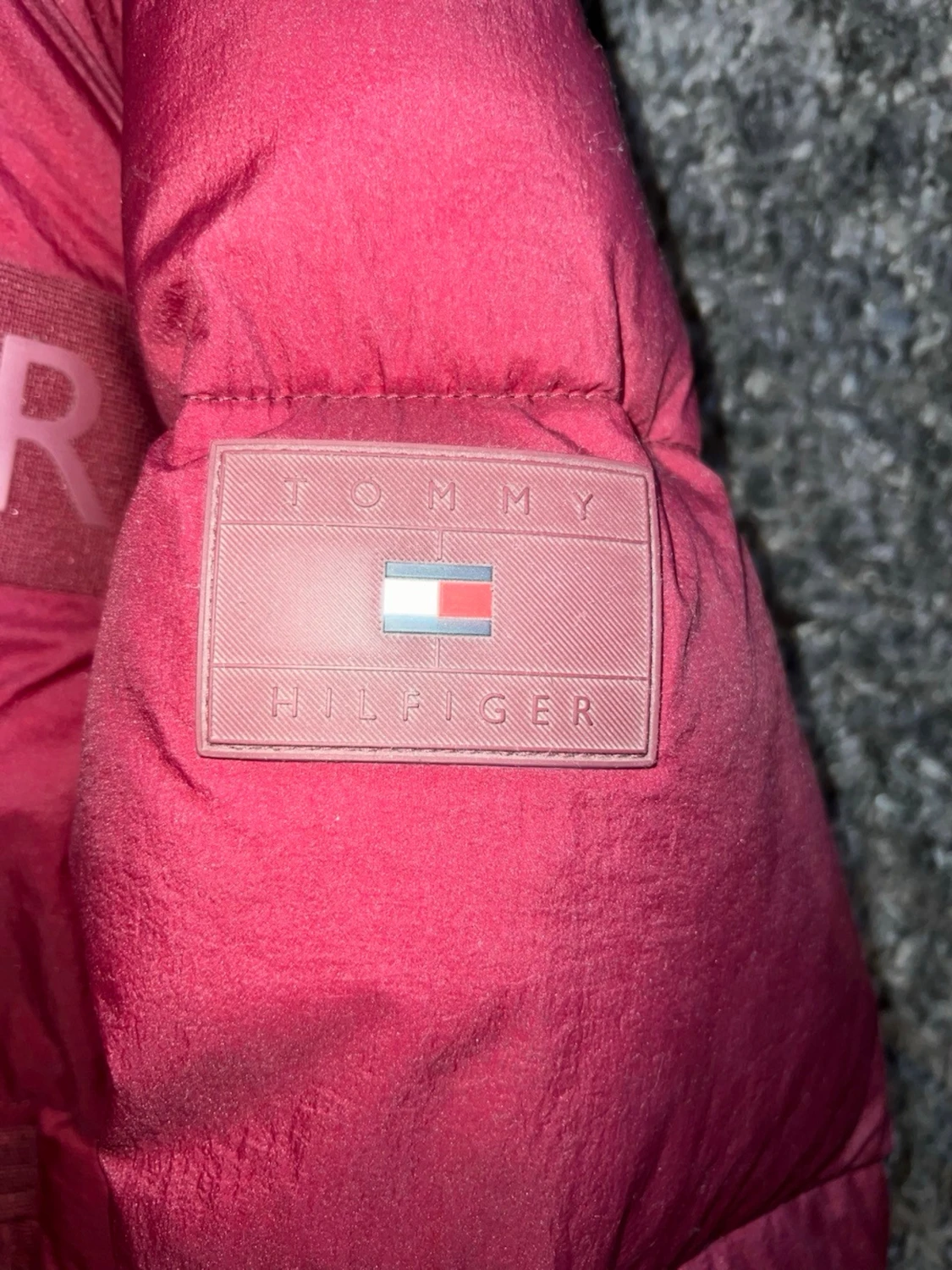 Vinröd pufferjacka från Tommy Hilfiger - 1