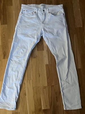 Ralph Lauren Jeans🤩 - Säljer dessa vita Ralph Lauren jeans då de inte kommer till användning! Nypris 1999kr Storlek W31, L32 Skriv vid frågor! Pris kan diskuteras!🤩