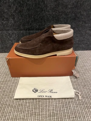 Loro Piana open walk  - Hej, säljer nu dessa svin snygga Loro piana open walk Kashmir. Skorna är i nytt  skick! Extremt svåra att få tag på då dem inte säljs längre, har bevis på äkthet, trasig box och dustbag. Hör av dig vid frågor 