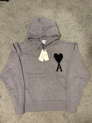 Grå Ami Paris hoodie - Säljer en stilren ami Paris hoodie perfekt för kalla kvällar | Skick 10/10 | Storlek: M | Det är bara att slå en pling om du undrar något 😊