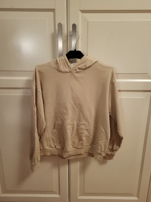 Beige hoodie med luva - Säljer en beige hoodie med luva, kids. Den är väldigt skön och 100% bomull.