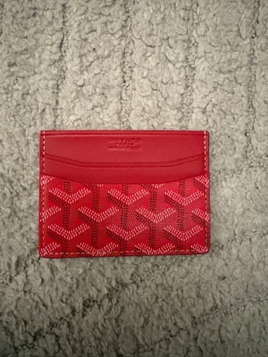 Korthållare  - Skön röd korthållare från märket G.O.Y.A.R.D