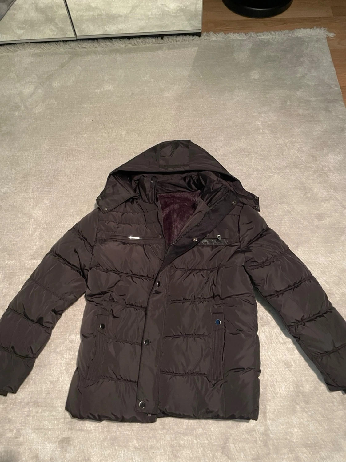 Svart pufferjacka med huva