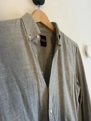 Oscar Jacobson skjorta  - Oscar Jacobson skjorta i riktigt skönt och fint material, med väldigt bra kvalité. Storlek: S | skick: 10/10, nästan nyskick, inte använd. | pris: köptes för 800kr, säljer för 200 men pris kan diskuteras🤩🙌