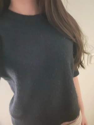 Mörkblå stickad tröja  - Mörkblå stickad tröja väldigt skön från Gina tricot. Säljer för att den inte kommer till användning. Ser ny ut använd fåtal gånger ❤️