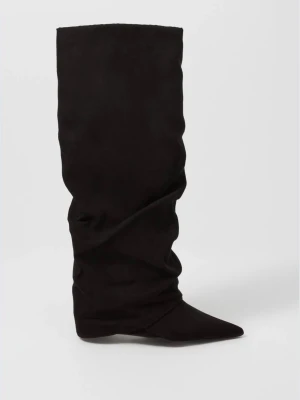 Black Folded Shaft Boot- Nelly - Säljer ett par svarta stövlar med snyggt slouchy skaft och spetsig tå. Stövlarna har en platt sula och är tillverkade i mocka som ger en lyxig känsla. Perfekt för dig som vill ha en stilren och trendig look.  Helt nya ej använda från Nelly!