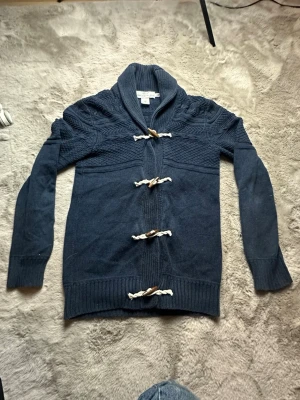 Stickad cardigan  - Väldigt fint skick och en unik cardigan. Tveka inte på att ställa frågor. 