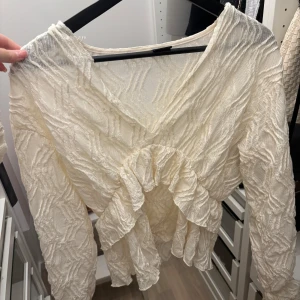 Fin blus  - Fin blus från Gina tricot i storlek S. Blusen är knappt använd och är i väldigt fint skick 