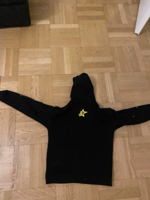 Sp5der hoodie  - En Ny Sp5der hoodie bra kvalitet är storlek S mellan 15-17 år fin design och är populär bland ungdomar 