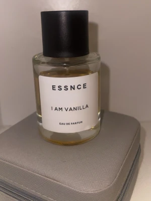 Essnce parfym  - Super god Essnce parfym i doften i am vanilla. Säljes pga tröttnat på doften:) Använd några gånger. Doftar sött, jordgubb med vanilj 🥰 