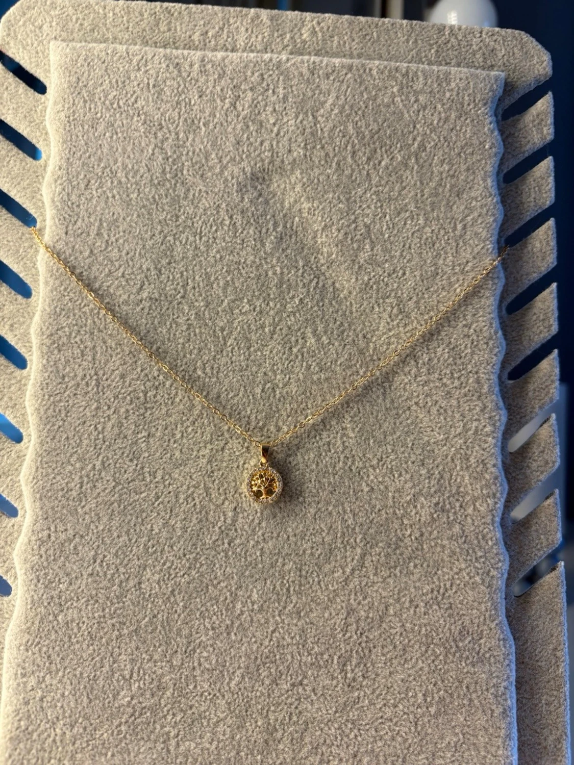 Guld halsband från ur och penn