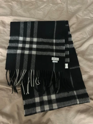 Svart och grå  halsduk Burberry - knappt använd  den är nästan i ny skick