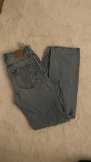 Pull and bear jeans  - Ett par vida high waist jeans från pull and bear. Passar perfekt till en body. Har aldrig använt dom då de är lite stora för mig. Nypris 479💕 