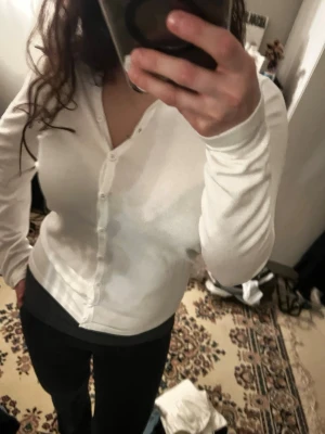 Vit kofta med knappar - Säljer en fräsch vit kofta med lång ärm och knappar hela vägen framtill. Aldrig använd💕
