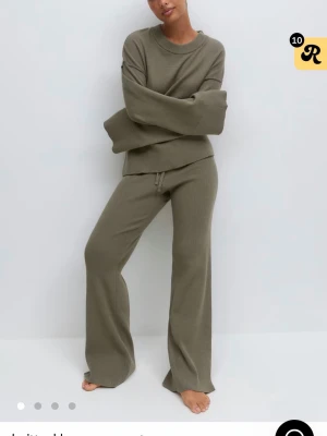 Mjukis byxor - Super fina gröna stickade byxor. Dom är aldrig använda och har prislappen kvar. Är för tillfället inte hemma därav inga egna bilder men kan skicka det vid intresse. Super skönt material och inte sticksigt stickade utan mjuka💕