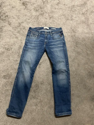 Replay anbass jeans - Replay anbass jeans storlek 29/32. Inga defekter eller skador. Pris 350.