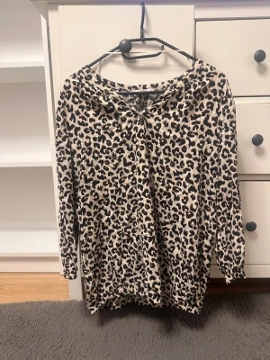 Leopard blus - Vacker leopard blus! Perfekt till en fin middag med familjen eller en härlig vår/sommar kväll! Märket heter edc since 98. Använd nån gång bara!