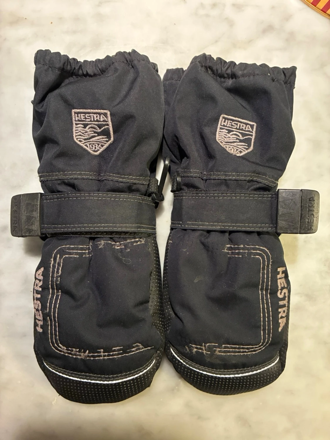 Svarta Hestra tumvantar med dragkedja