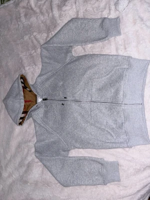 Burberry hoodie - Selling because it was small for me and i cut of the tags but its basically new. Its size M but fits better S.