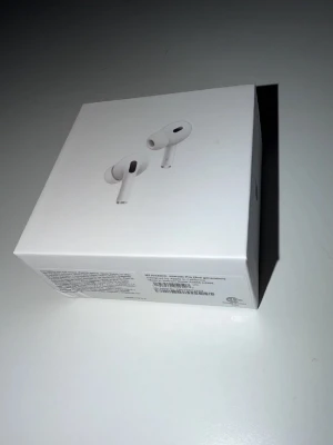 AirPods Pro (2nd generation) - Säljer ett par AirPods Pro (2nd generation) med MagSafe-laddningsetui (USB-C). Hörlurarna är i mycket gott skick och levereras med originalförpackning och tillbehör. Aktiv brusreducering och transparensläge ger en fantastisk ljudupplevelse. Perfekt för både musik och samtal.