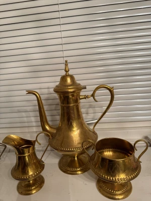 Koppar mässing - Bilden visar ingen väst, utan ett set med mässingskanna och tillbehör. Kan därför inte ge en relevant beskrivning av en väst.