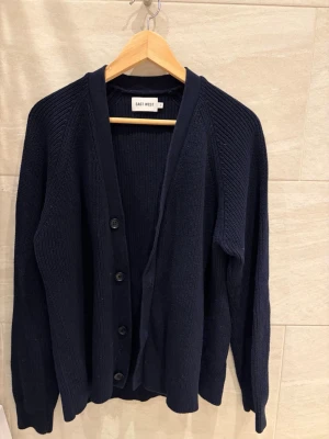 Mörkblå kofta från Brothers - Säljer en bomulls kofta från Brothers då den inte används. Använd väldigt fåtal gånger så fint skick!  Storlek medium Färg mörkblå