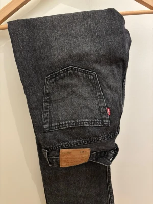 Levi's 501 svarta jeans - Klassiska Levi's 501 jeans i washed svart tvätt med straight fit. I ett helt felfritt och perfekt skick! Storlek 30/32. Nypris: 1299kr Mitt pris: 699kr. 