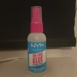 Nyx setting spray  - En setting spray som är från märket Nyx.Det är deras the face glue.Änvänd 1 gång.Håller sminket 24h.