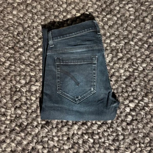 Dondup George Jeans - Dondup George Jeans i storlek 31. Skicket är 9.5/10 (som nya). Pris kan diskuteras vid snabb affär.