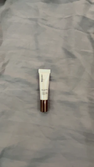 BeautyAct concealer med guldlock - Säljer en BeautyAct Last Touch Concealer i en smidig tub med ett snyggt guldigt lock. Tuben är vit med stilren text och passar perfekt för att täcka mörka ringar och små blemmor. Enkel att applicera och ta med i väskan.