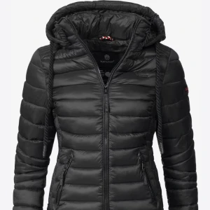 Svart pufferjacka från Navahoo - Snygg svart pufferjacka från Navahoo med huva och snörning. Jackan har quiltad design, dragkedja framtill och två praktiska fickor med dragkedja. Perfekt för dig som vill ha en stilren look och hålla dig varm under kyliga dagar. Använd typ 2 gånger. Som ny!💗skriv för egna bilder