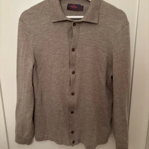 Morris Cardigan - Tja! Säljer nu denna Cardigan från Morris pga tvättats fel så den krympt i storlek, är L i grunden men sitter som en S. Merinoull, nypris 1699kr. Hör av vid frågor✌🏽
