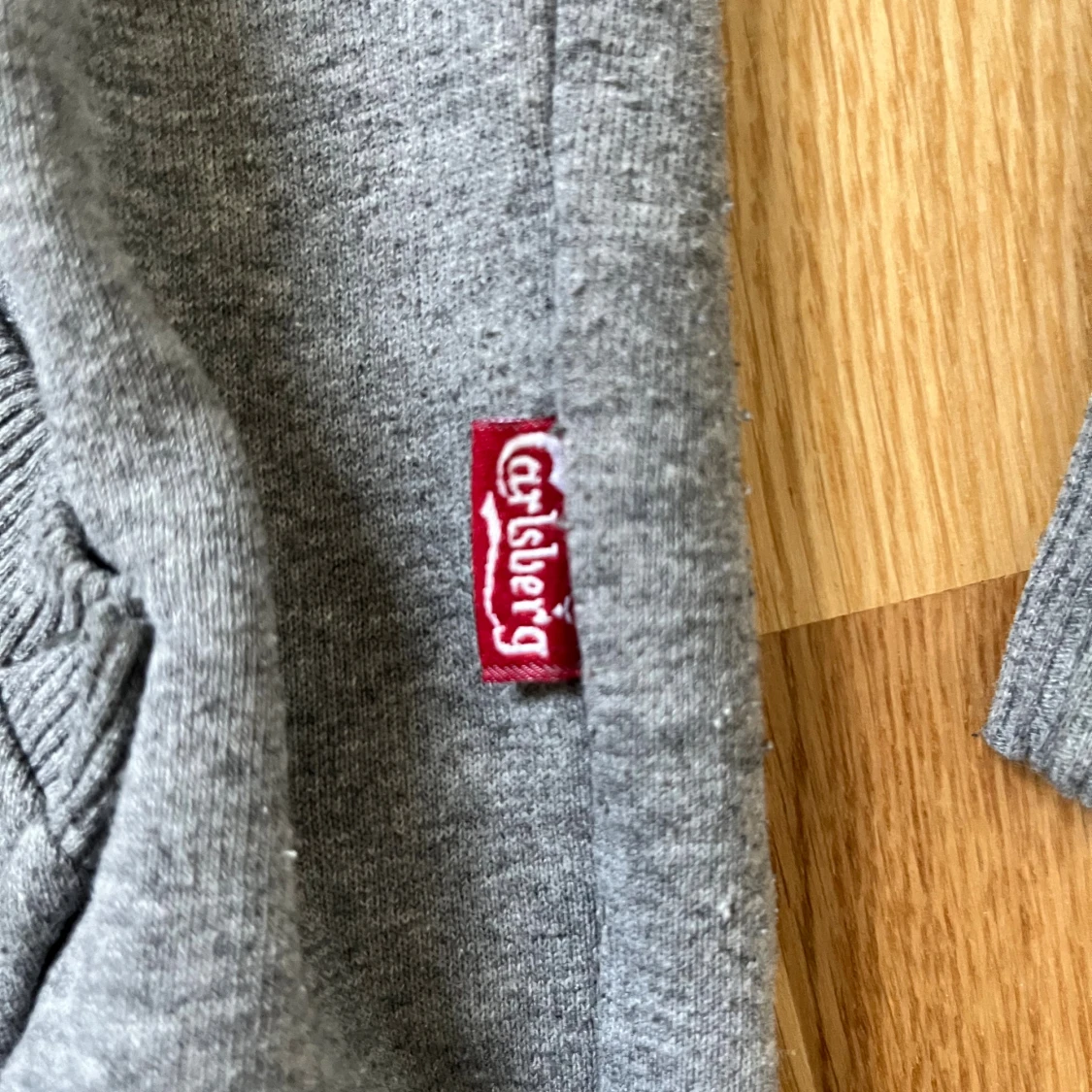 Grå Carlsberg hoodie med neontryck - 2