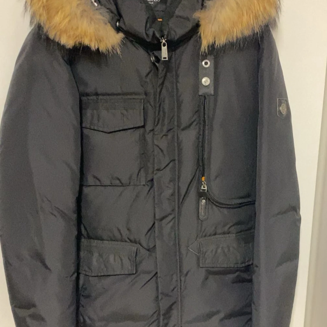 Svart dunjacka med päls från Hollies