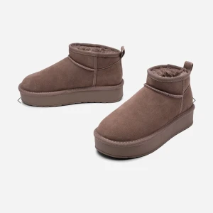 Bruna uggs - Säljer ett par bruna boots med rund tå och platt plattformssula. Skorna har ett mjukt, fluffigt foder på insidan och är tillverkade i mocka med detaljerade sömmar. Perfekta för kalla dagar och har en enkel, stilren look. Märke pace