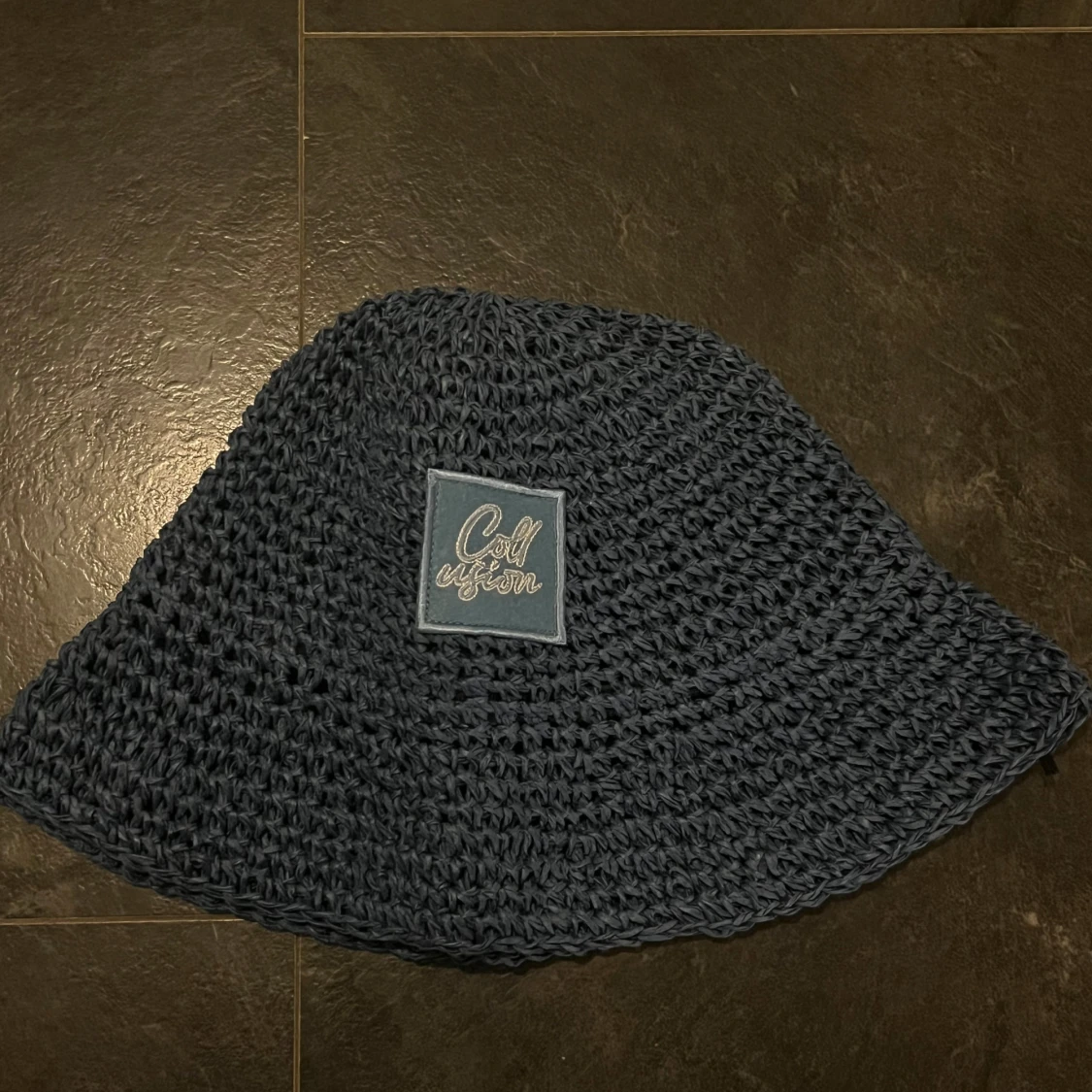 Blå bucket hat från Collusion