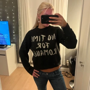 Stickad tröja med text - Superfin tröja med texten ”No time for romance”, bra skick 