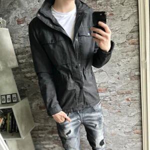 J.lindeberg Field Jacket - Acceptabelt skick, trasig dragkedja(går att laga), lite sliten samt att skötselrådslappen är avklippt. Trots allt så är den synligt sätt bra. Storlek M passar dig som är mellan 178-185cm ungefär. Nypris ca 3000kr. Modellen är 185 cm, 79 kg. Passar bra nu till vintern eftersom den är fodrad. Skriv för mer information!🤝