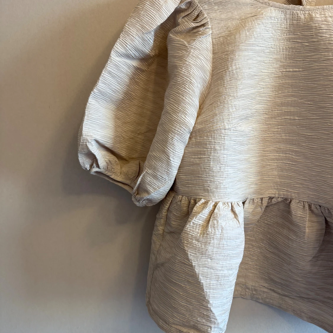 Beige blus med puffärm Carin Wester - 1