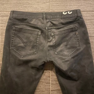 Dondup George Jeans - Säljer dessa feta Dondup George Jeansen!           | Storlek 33 | Skick 8/10 | Modell George |               Mått : Längd 97cm, Midja 43cm, Låret 24cm, Knät 20cm, Öppningen 16,5cm
