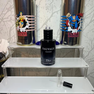 Dior Sauvage Eau de Parfum 5ml - Stilren och populär parfym från Dior. Sauvage Eau de Parfum ger ett modernt intryck och är ett självklart val för dig som vill sticka ut. Perfekt för dig som gillar exklusiva dofter. 5ml!!