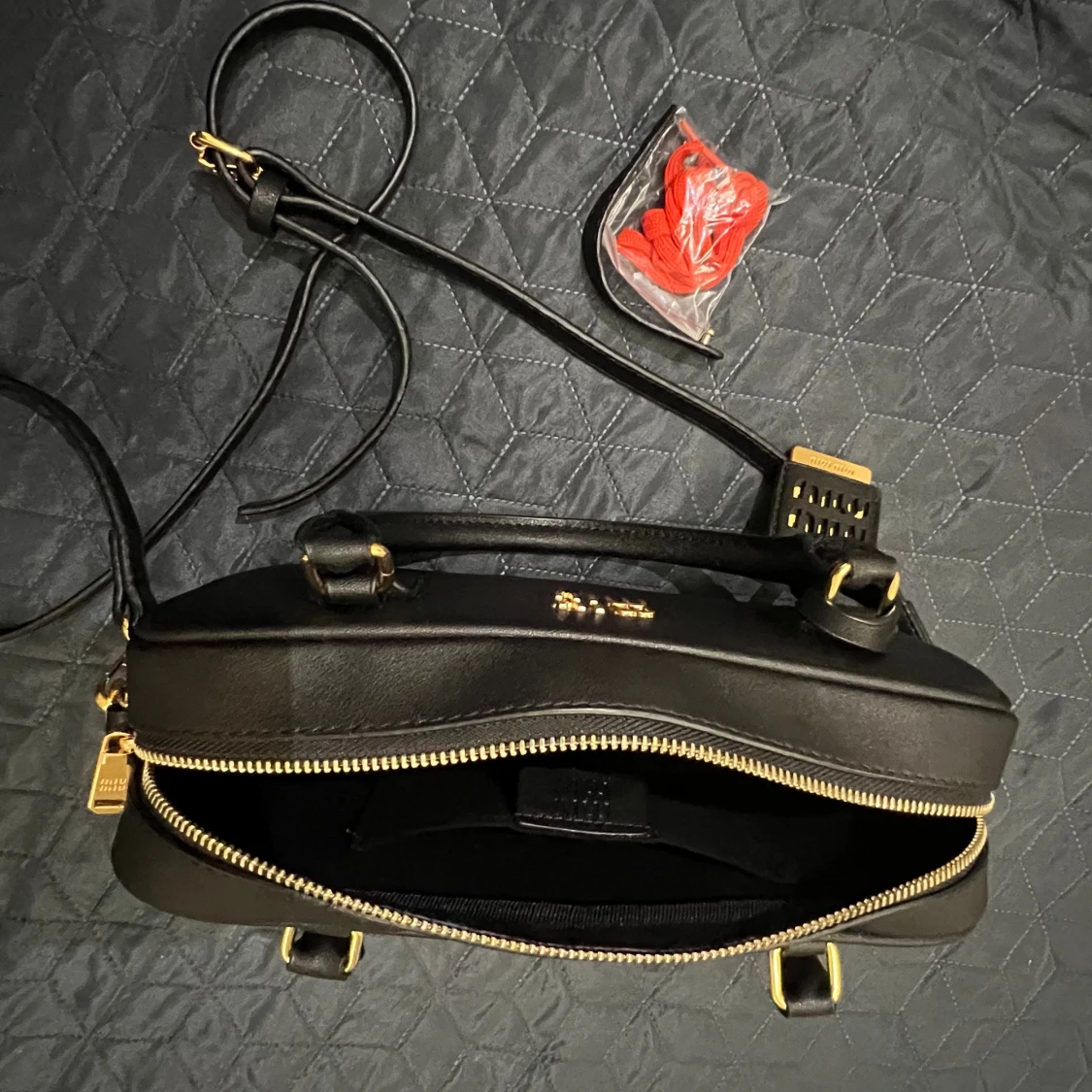 Svart axelväska från Miu Miu i skinn - 1