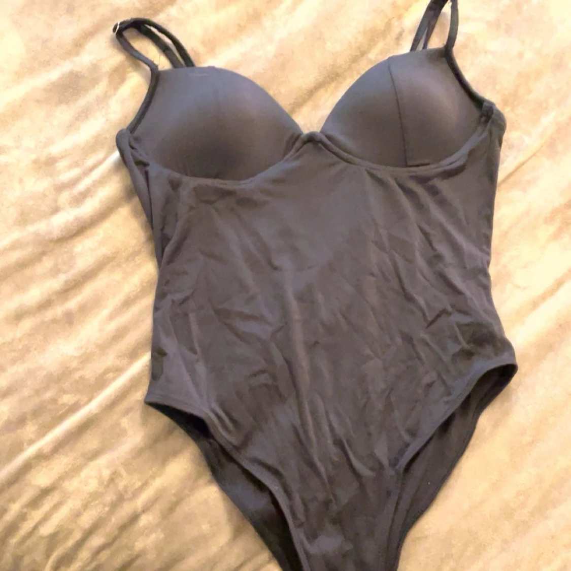 Svart body med kupor