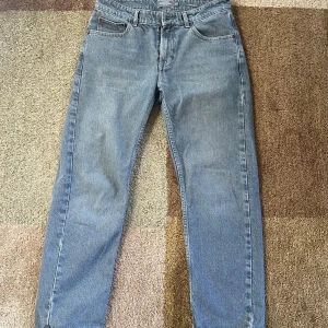 Grå Dressmann relaxed fit 30/30 - Snygga grå jeans från Dressmann i relaxed fit med klassisk femficksdesign. Jeansen har rak passform och normal midja, tillverkade i slitstarkt denimtyg. Perfekta för dig som gillar en chill och bekväm stil.