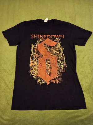 Shinedown t-shirt - Shinedown t-shirt i nyskick. Mått: längd = 72,5 cm och bredd = 48 cm. 