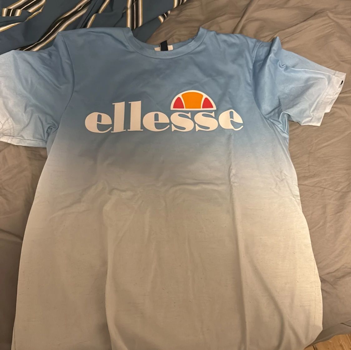 Blåvit t-shirt från Ellesse