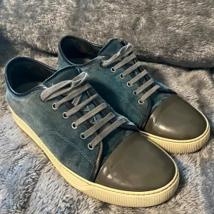 Blåa snygga lanvins - Tja, säljer ett par lanvin dbb1 i en vad jag skulle beskriva unik colorway! Skorna är storlek uk9 vilket jag skulle beskriva som ungefär 44/45 men kommer med dubbelsula så passar storlek 43 ish! Skorna är använda och har spår av användning men inget större märkvärdiga skador som syns när de används! Priset kan diskuteras och om det finns frågor så skriv gärna!