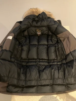 Canada Goose Heli Arctic - Säljer en olivgrön (militär grön) Canada Goose Heli Arctic. Jackan är i mycket bra, använd ett fåtal gånger. Nu söker denna jacka en ny ägare. Storleken XS är mer som S liten M. Avtagbar pälskrage. Mer bilder kan skickas.